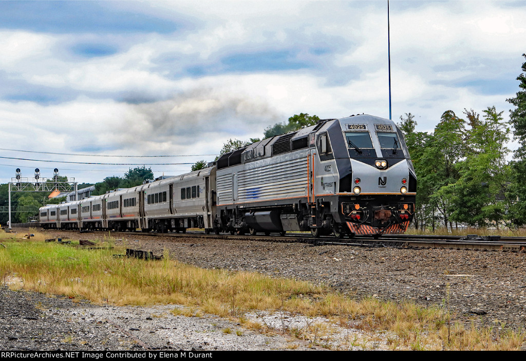 NJT 4025 on train 1113